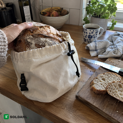 Kundfoto: hembakat bröd läggs i bivax brödpåse