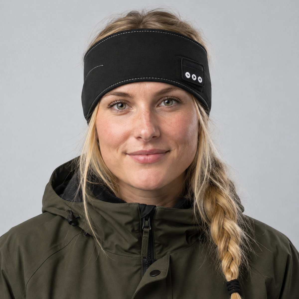 Kvinna med svart Bluetooth-pannband över öronen