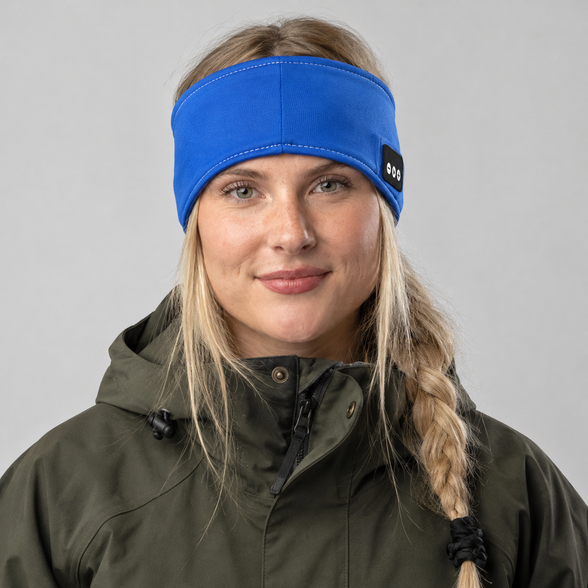 Kvinna med blått Bluetooth-pannband