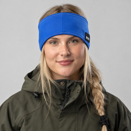 Kvinna med blått Bluetooth-pannband
