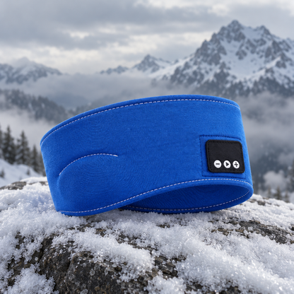 Blått Bluetooth-pannband på en snötäckt sten i fjällen