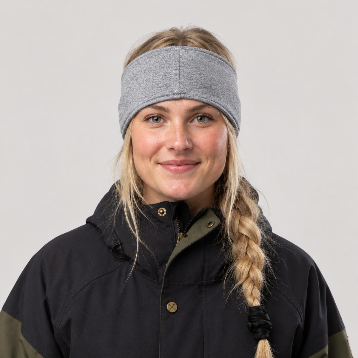 Kvinna med grått Bluetooth-pannband
