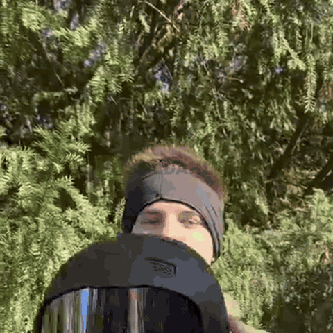 Hörlurar och skidhjälm passar dåligt ihop. De trycker mot öronen efter en stund, och en AirPod som ramlar ut i snön ser du sällan igen.