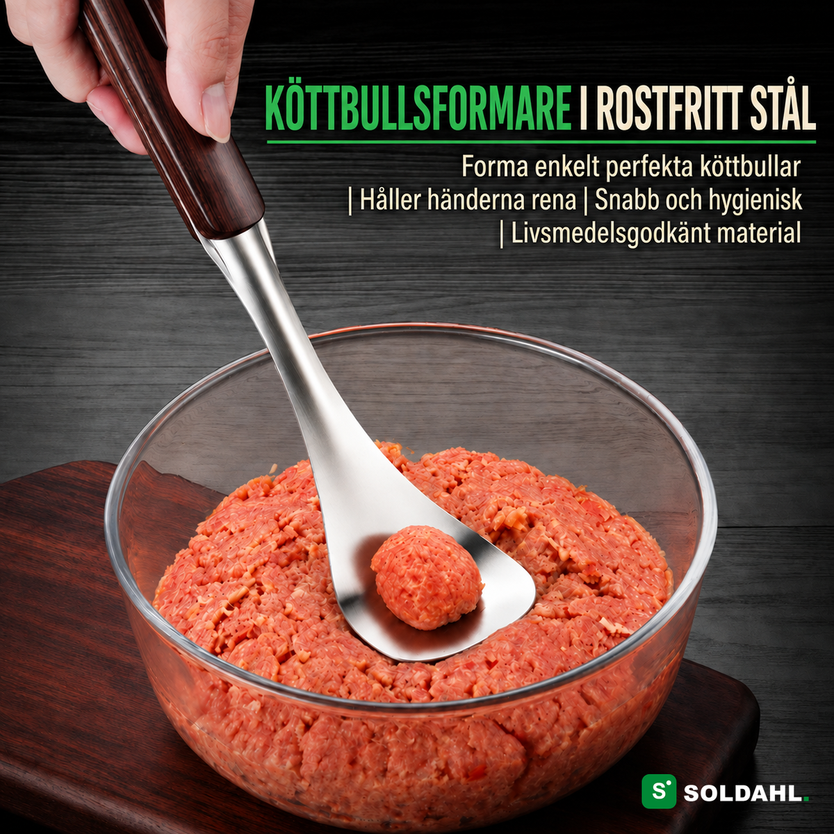 Soldahl Bullen köttbullssked i rostfritt stål lyfter en jämn köttbulle