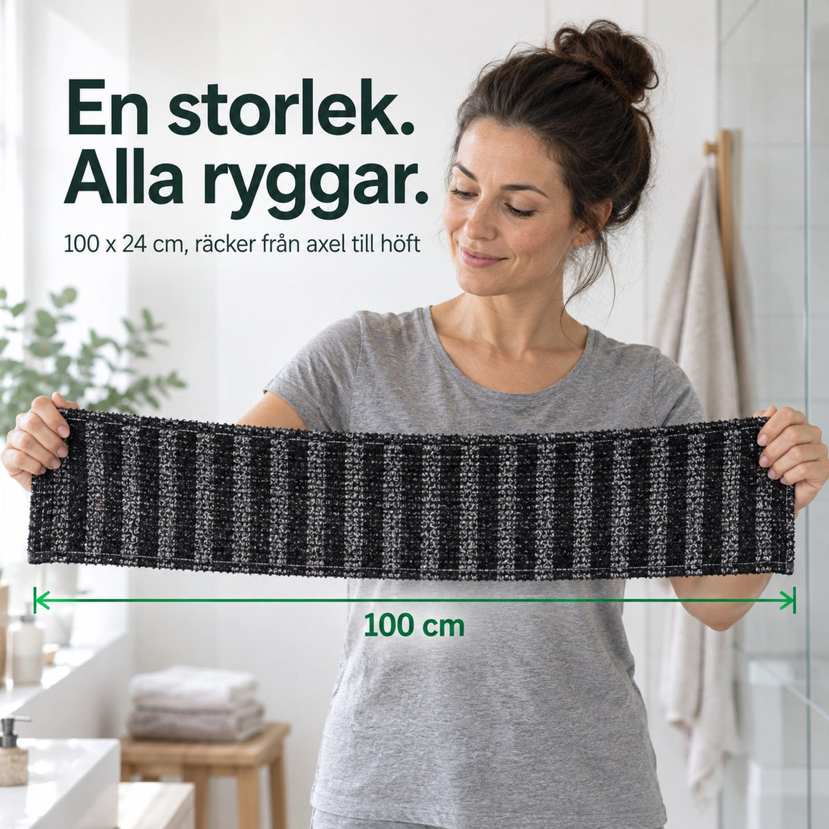 Kvinna håller upp skrubbhandduken, 100 x 24 cm