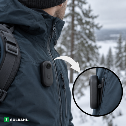 Soldahl Fånga på vinterjackan i snön - magnetklämma i detalj