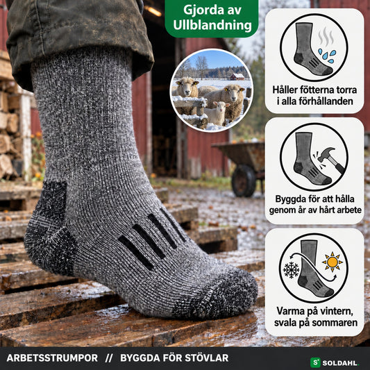 Grå ullblandade arbetsstrumpor med kuddad sula och högt skaft på en fot vid en lada, med märket Gjorda av ullblandning, får i snö och tre punkter om torra fötter, hårt arbete och året runt