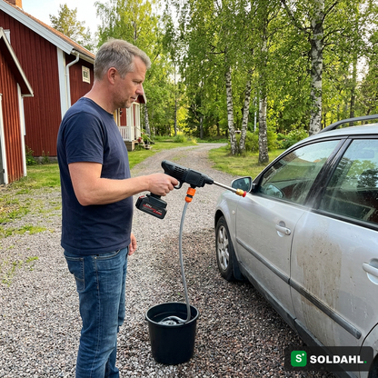Biltvätt på uppfarten med vatten ur en hink, utan kran och utan eluttag