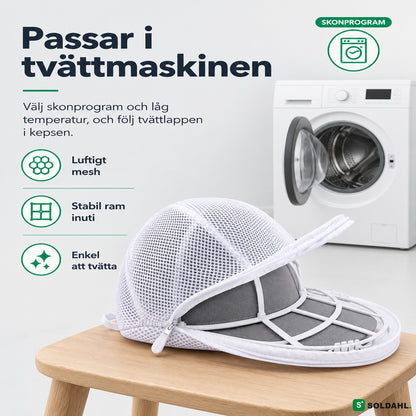 Keps i Kepsform-ram och mesh-påse bredvid en tvättmaskin, skonprogram