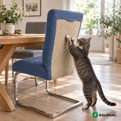 Blått stolsöverdrag med sisal-klösyta på matstol, katt klöser