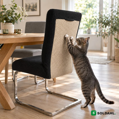Svart stolsöverdrag med sisal-klösyta på matstol, katt klöser