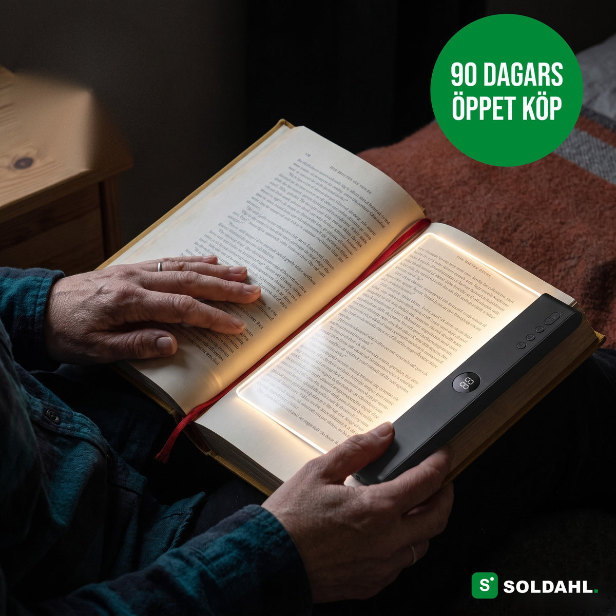 Soldahl Läsro, genomskinlig boklampa som lyser upp boksidan i sängen på natten