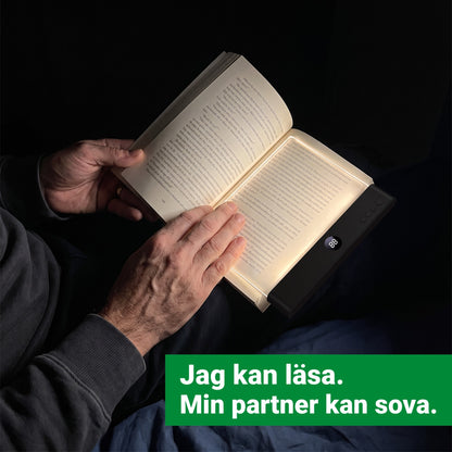 Jag kan läsa. Min partner kan sova. Läsro ligger på boksidan i mörkret