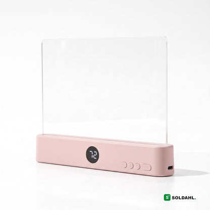 Soldahl Läsro i rosa, genomskinlig boklampa med ljusrosa bas, display och fyra knappar på vit bakgrund