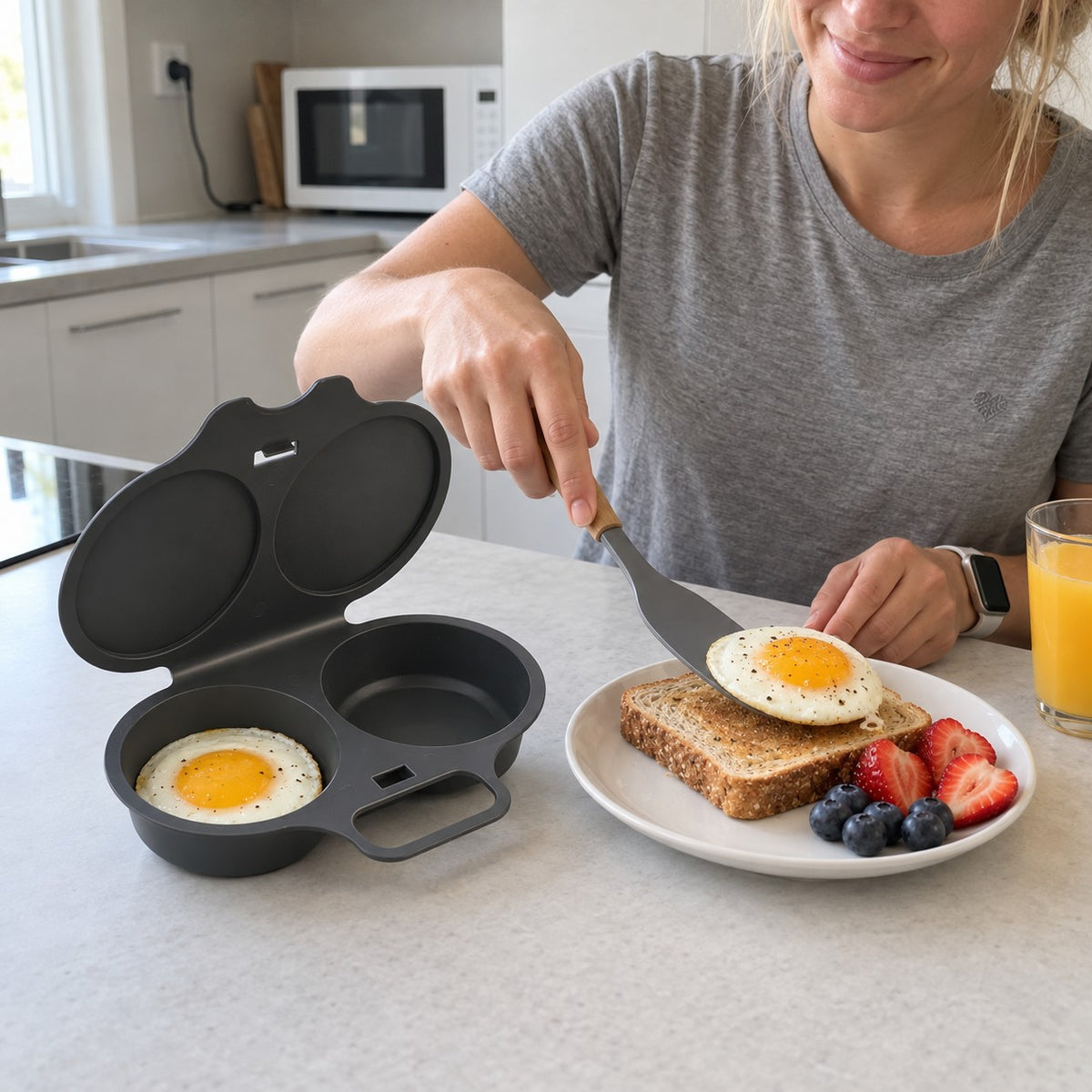 Ägget lyfts ur Äggklar och läggs på en rostad brödskiva