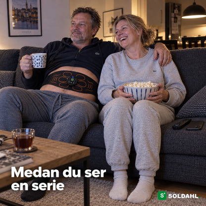 Par i soffan på kvällen, mannen har magbältet på medan de ser en serie