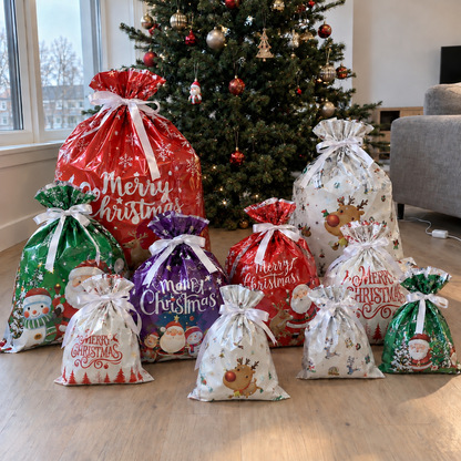 Ett pack Snabbklapp: 10 julklappspåsar med dragsko och vit rosett under granen