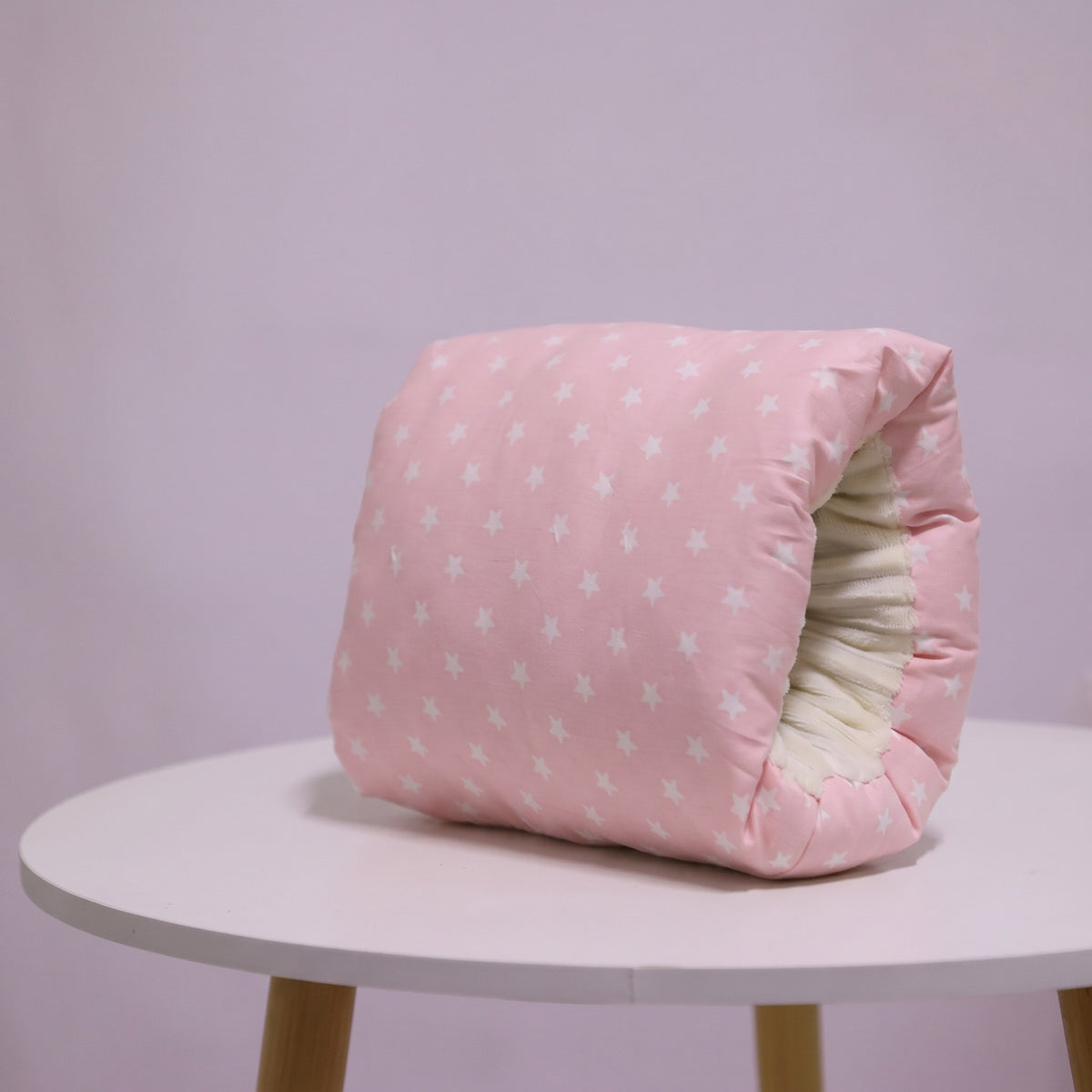 Armkudde för amning i rosa med vita stjärnor