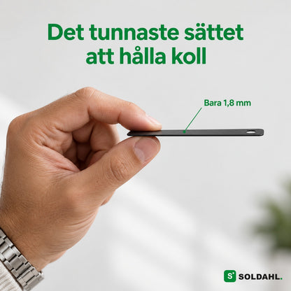Hand som håller spårkortet från sidan för att visa att det bara är 1,8 mm tunt