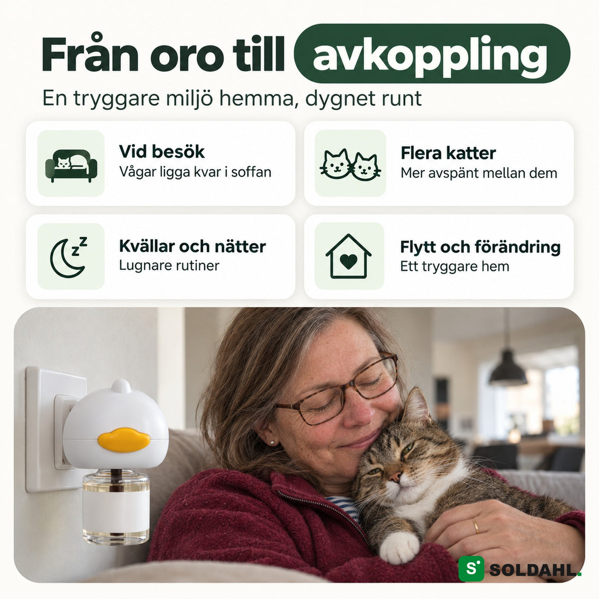 Kvinna myser med sin katt i soffan medan Lugnhem sitter i vägguttaget