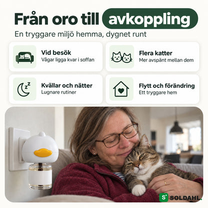 Kvinna myser med sin katt i soffan medan Lugnhem sitter i vägguttaget