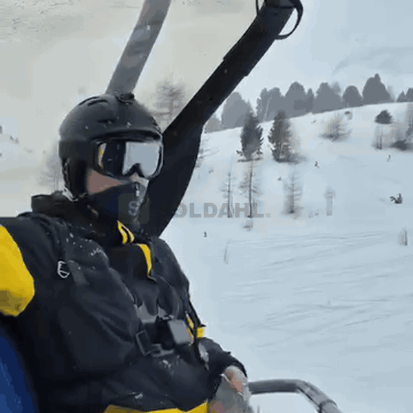 En sekund i liften räcker. Mobilen glider ur handen och ligger under en meter snö.