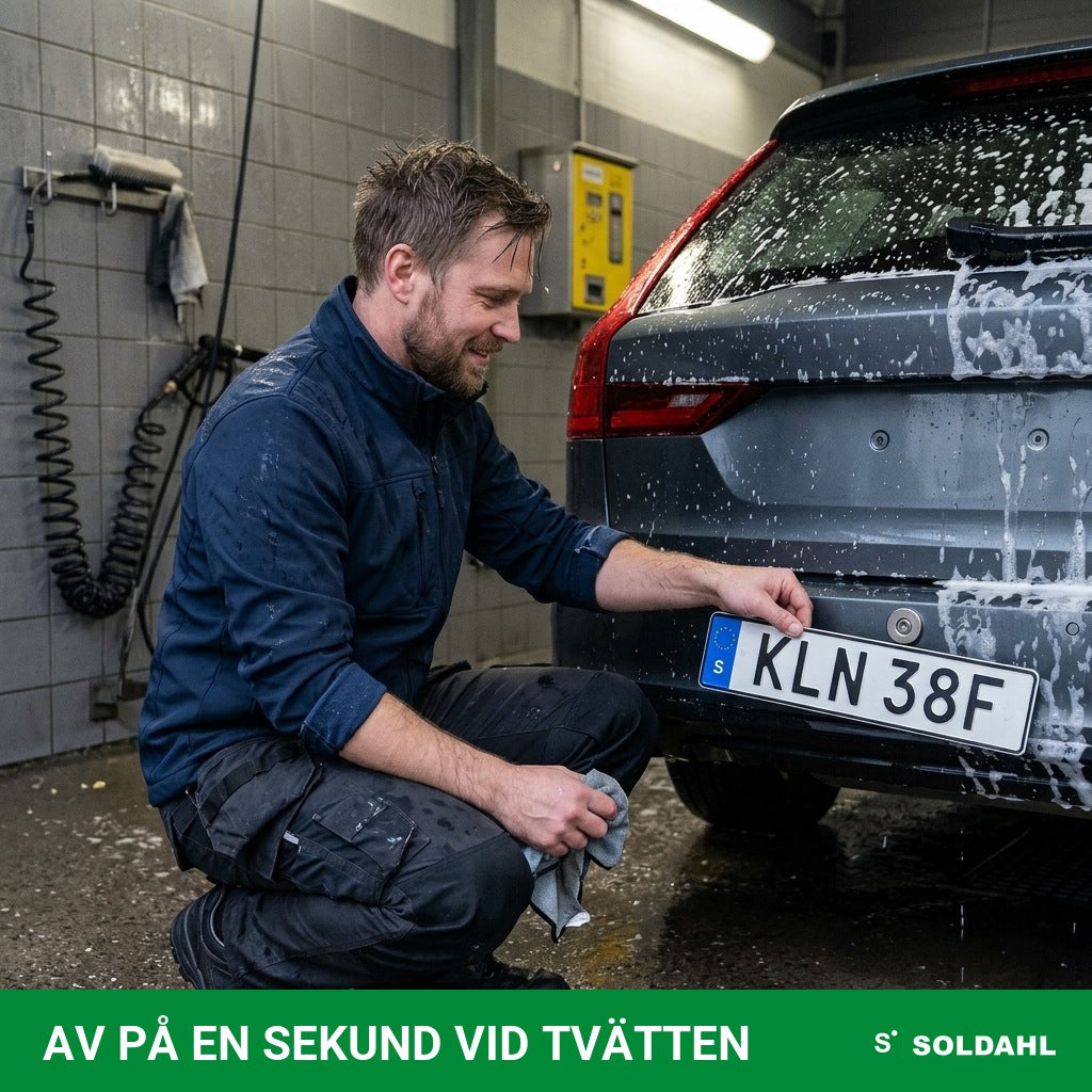 Man lyfter av bakskylten i tvätthallen