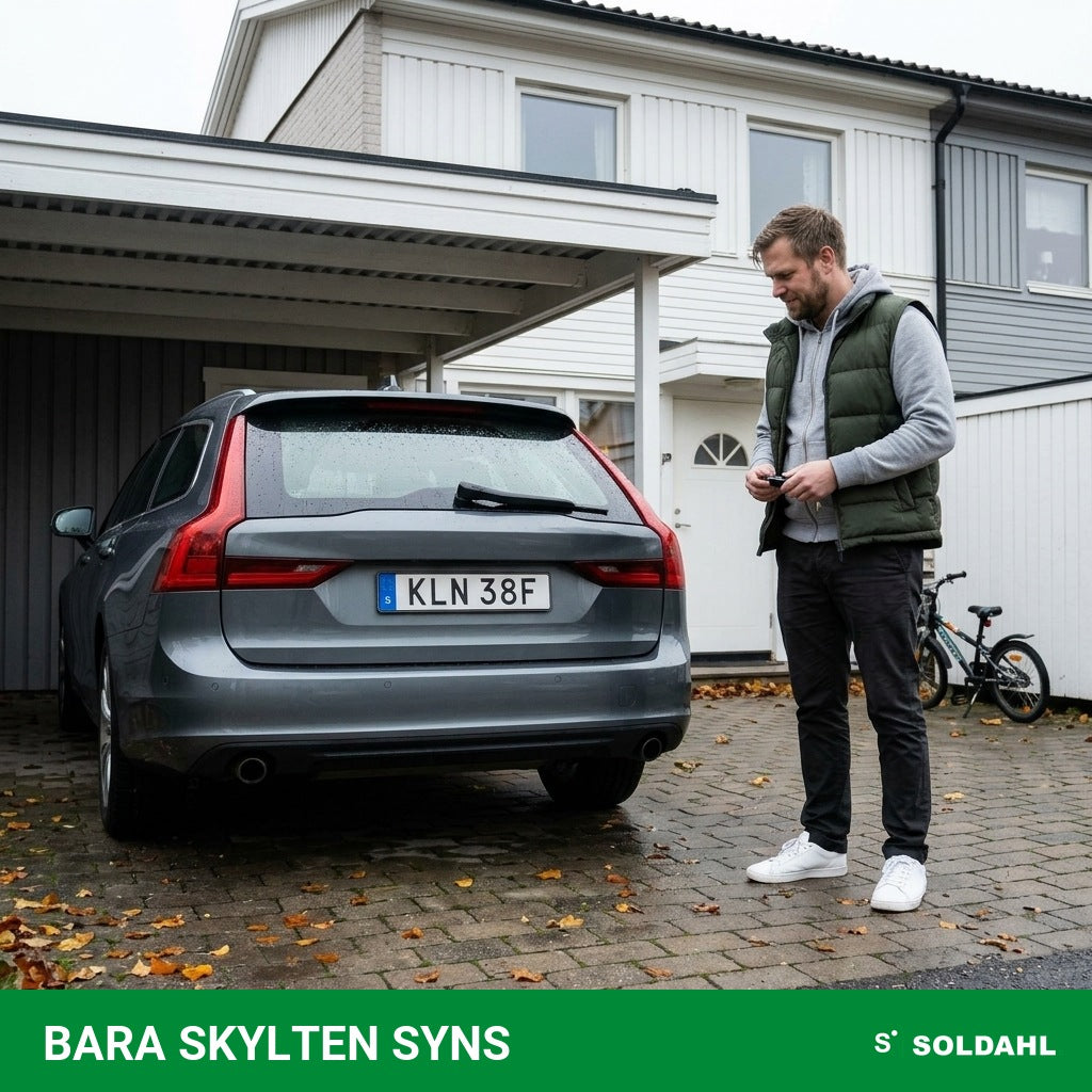 Kombi på uppfarten med ramlös bakskylt utan reklam