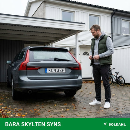 Kombi på uppfarten med ramlös bakskylt utan reklam