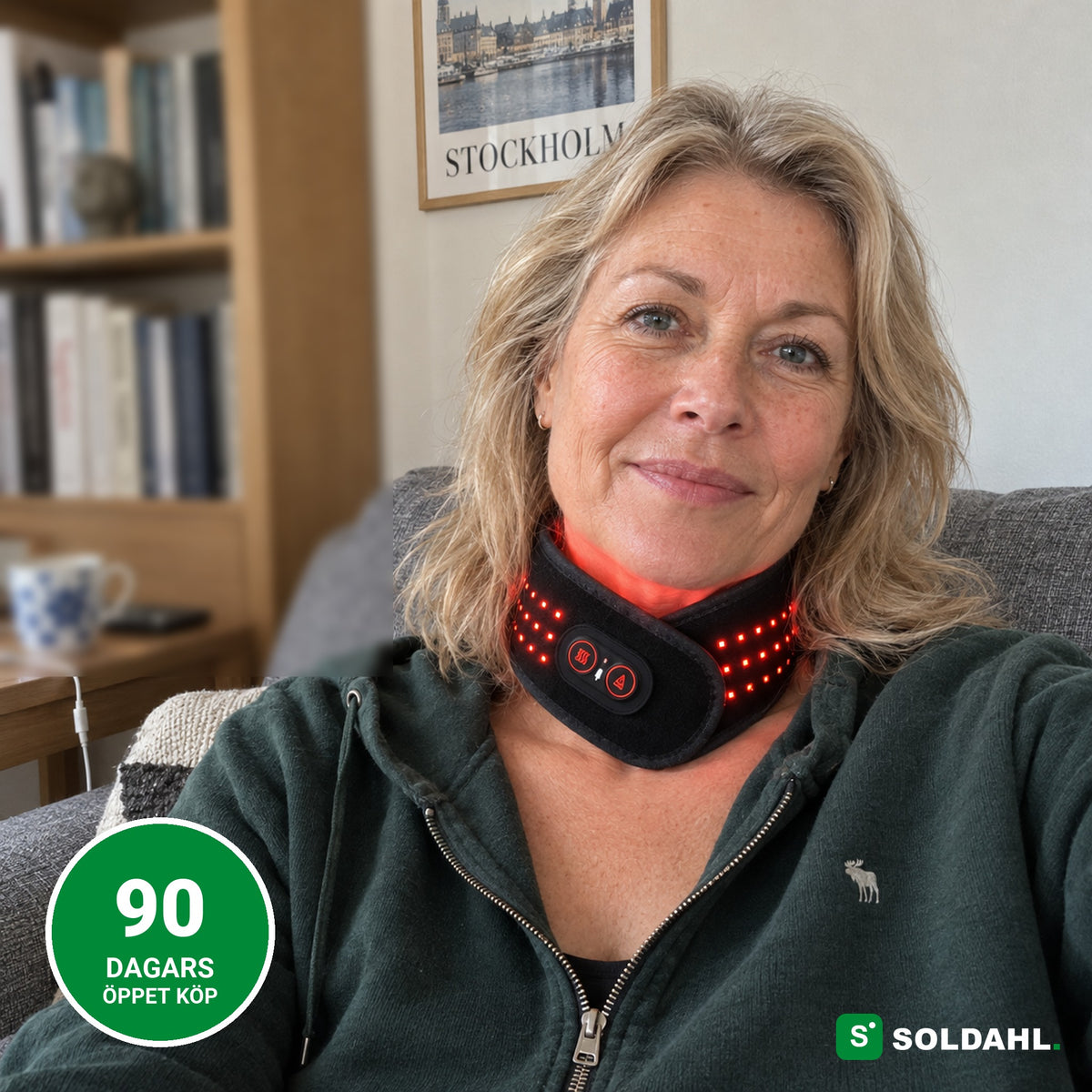 Kvinna i soffan med Soldahl nackband med rött ljus runt nacken