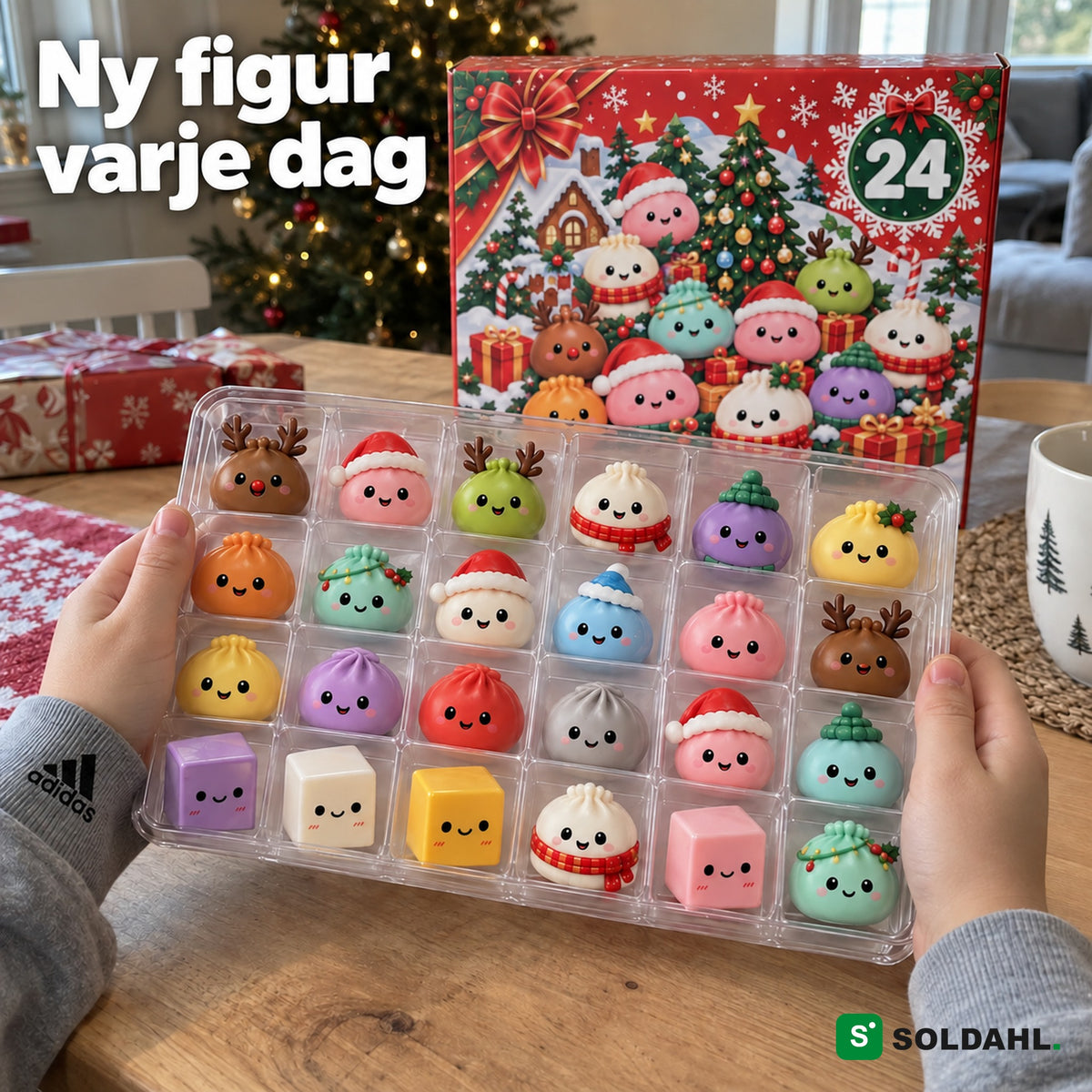 Barnhänder håller brickan med 24 mjuka julfigurer