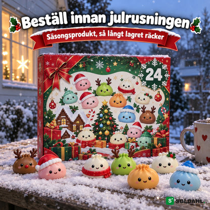 Julkalendern med 24 figurer på snöig trädgårdsbord i vinterskymning
