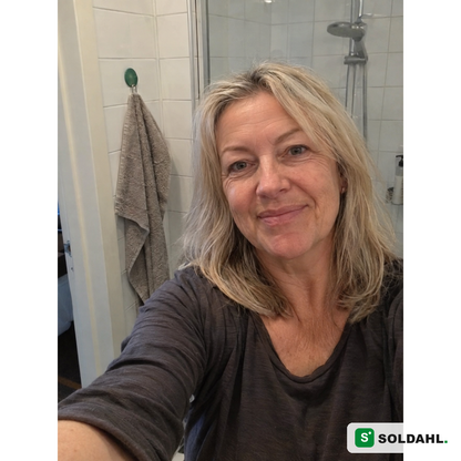 Kund-selfie i badrum med Fastholm sugkoppskrok