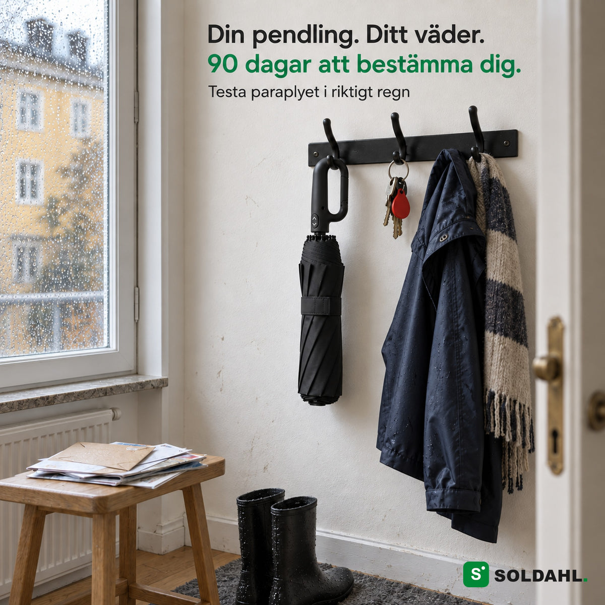 Hopfällt Stormparaply hänger i sitt ringhandtag på en krok i hallen