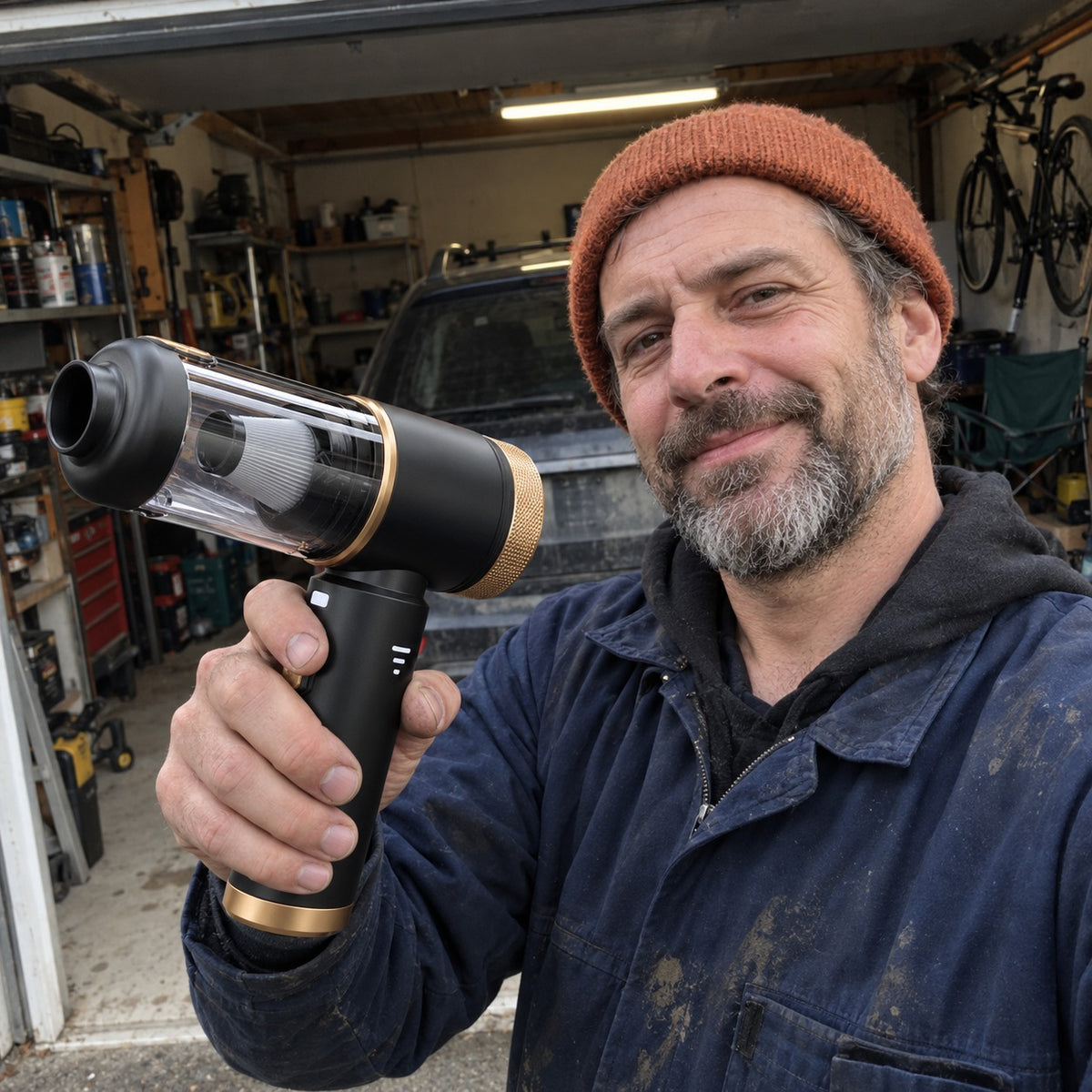 Man håller upp Sugro handdammsugare i en garageport