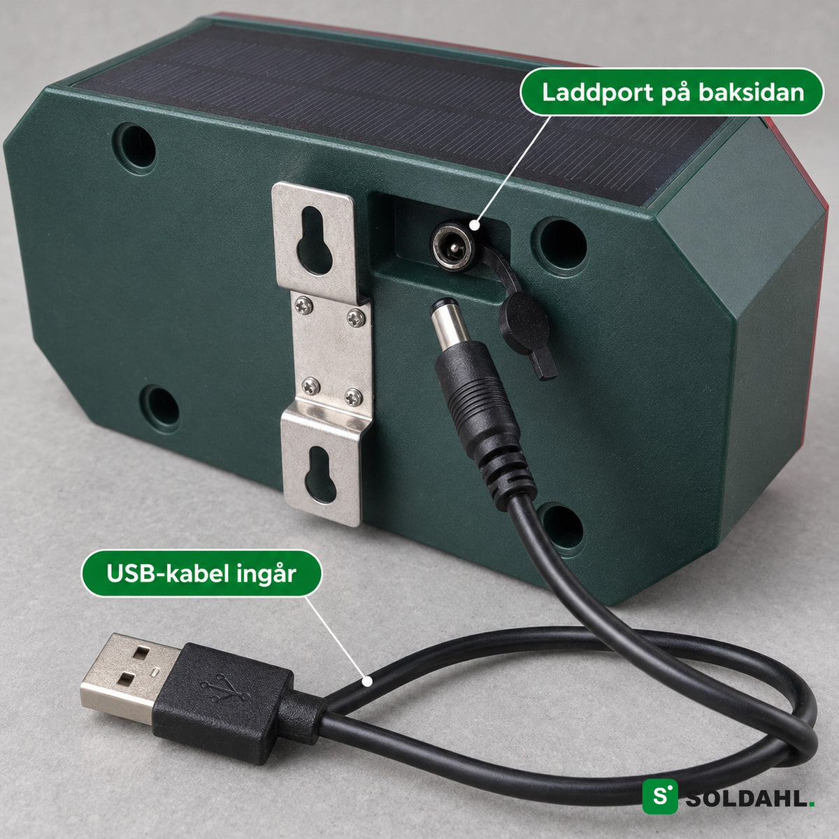 Laddporten på baksidan av Vildro med den medföljande USB-kabeln
